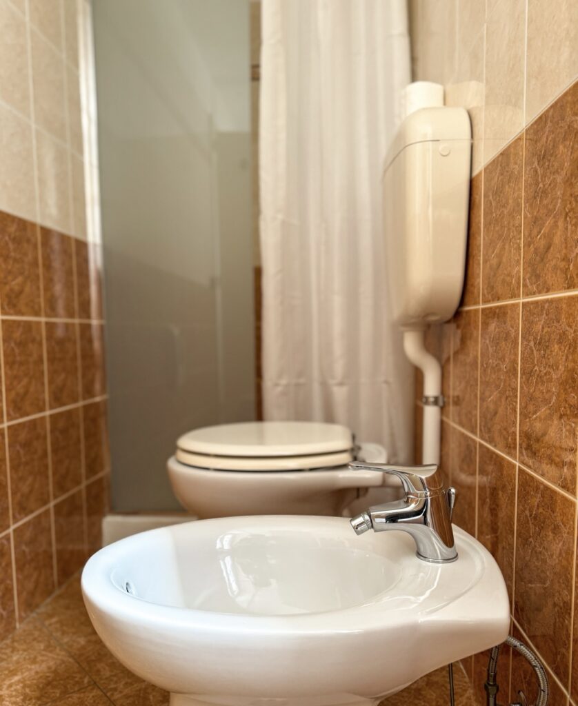 Bagno Marrone standard Villa Salvarezza bagno camera standard con finestra - Villa Salbvarezza Noli