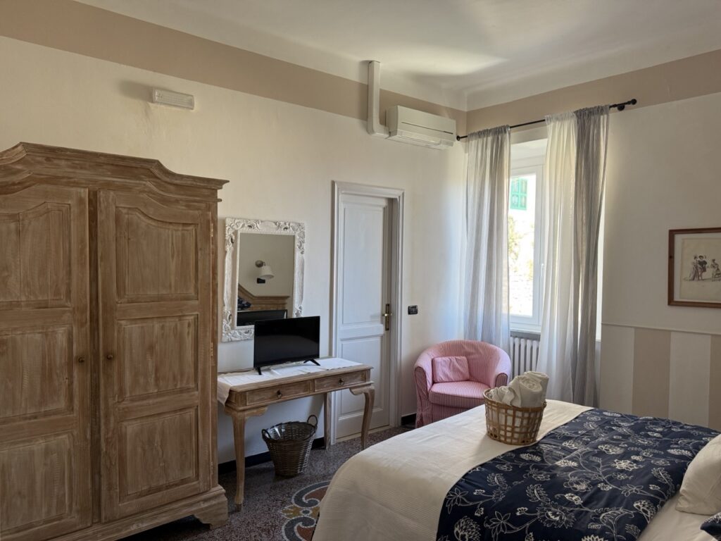 Camera standard secondo piano Villa Salvartezza camera doppia standard Secondo piano affaccio su torrfe medioevale- Villa Salvarezza Noli