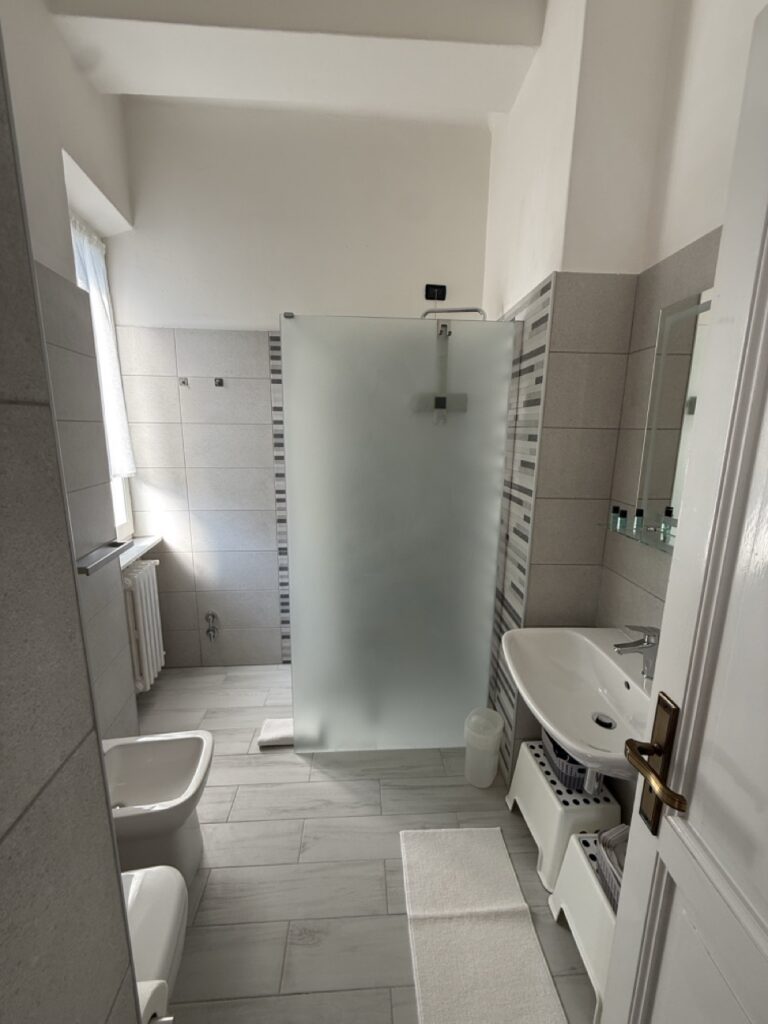 bagno nuovo giardino Villa Salvarezza bagno con affaccio sul giardino- Villa Salvarezza Noli