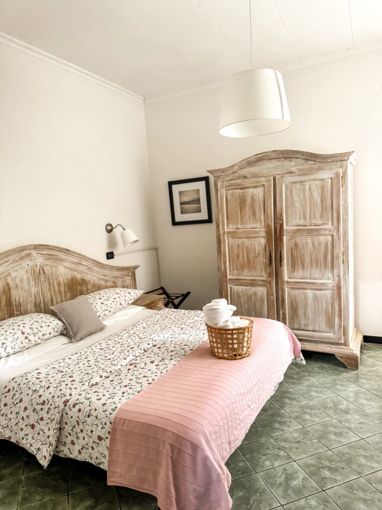 camera doppia standard Villa Salvarezza camera doppia standard con finestra- Villa Salvarezza Noli