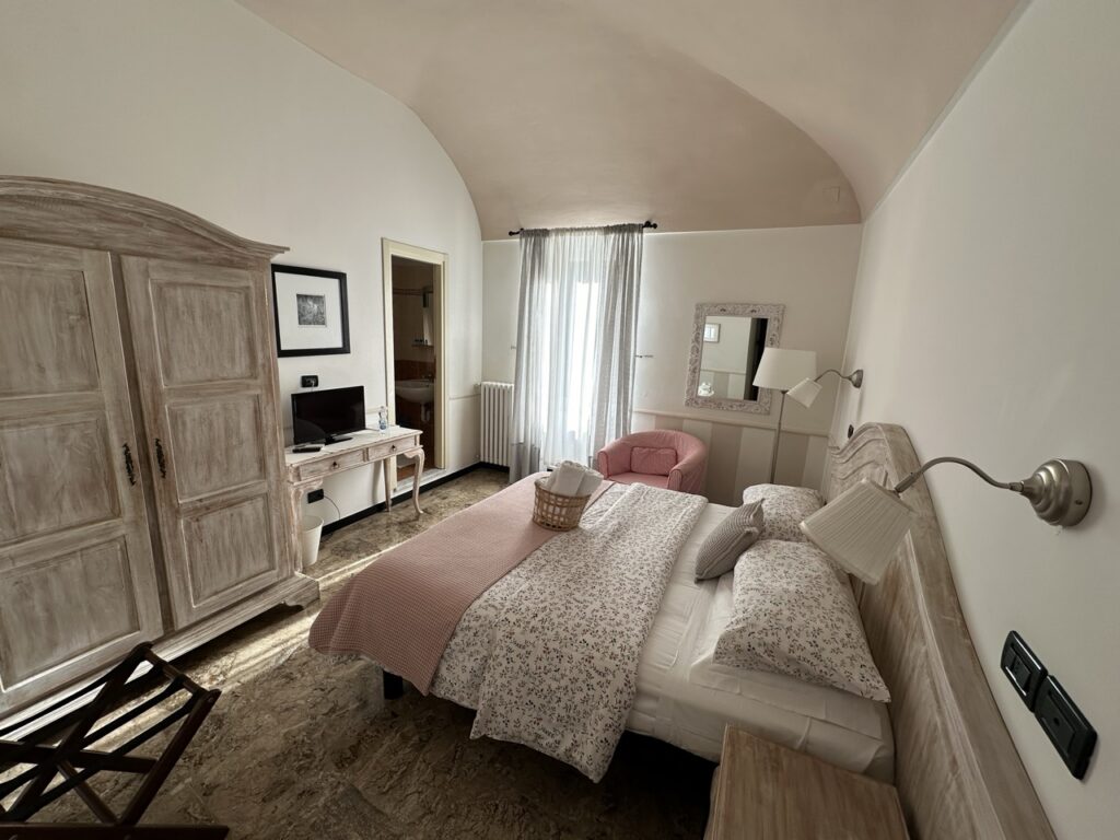 camera doppia stard primo piano camera doppia strd primo piano con affaccioo su giardino - Villa Salvarezzq Noli