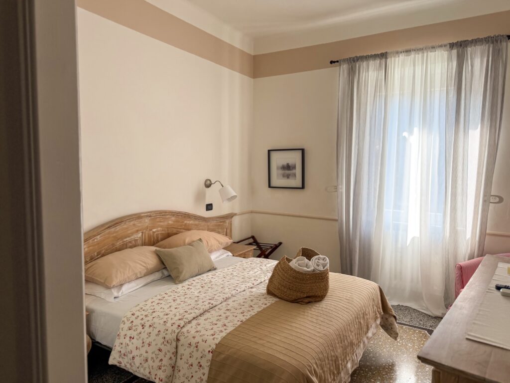 doppia standard giardino Villa Salvarezza camera standard con affaccio sul giardino-Villa Salvarezza Noli