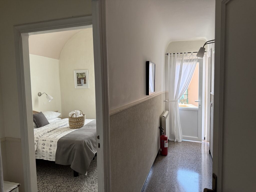 Camera Famigliare VillaSalvarezza corridoio camera famigliare con affaccio sulla terrazza