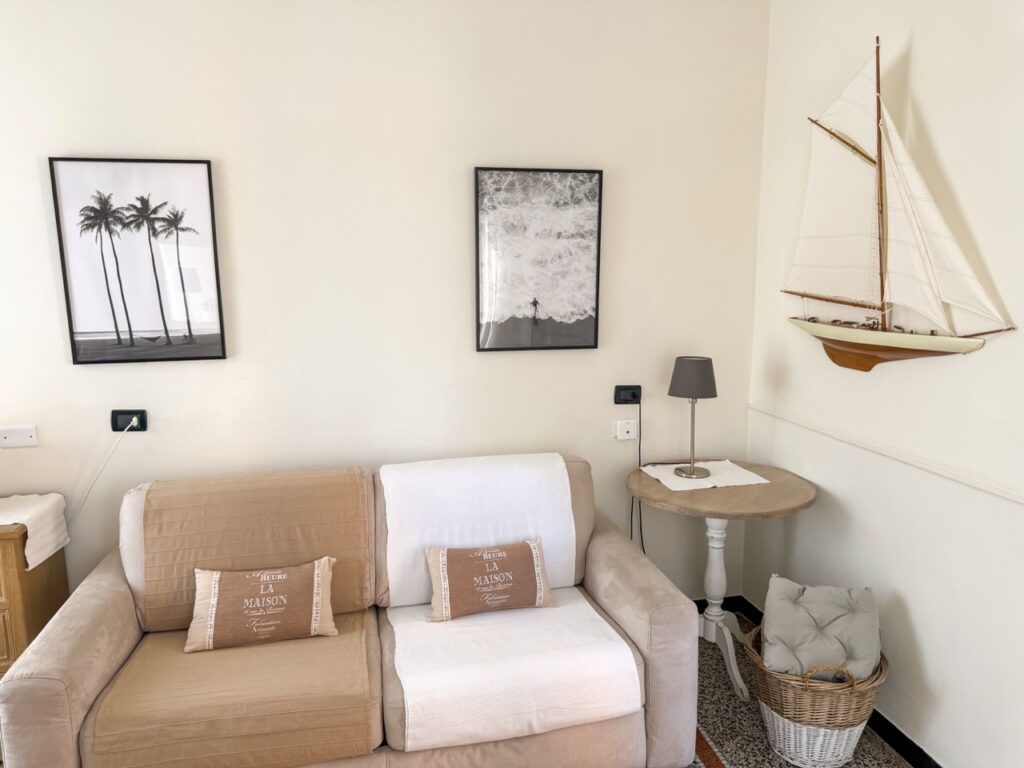 Divano Dettaglio Famigliare Villa Salvarezza Arredo Quadri e Tavolino divano Villa Salvarezza