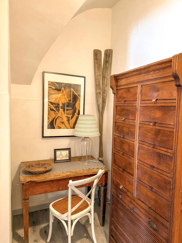 Arredo-Superior-Villa-Salvarezza-Noli arredo camera superior con affaccio su giardino privato