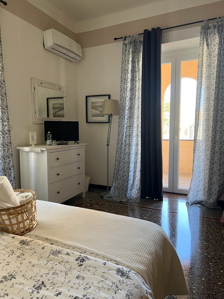 Camera-Loggiato_villa-Salvarezza-Noli camera doppia superior con loggiato vista mare