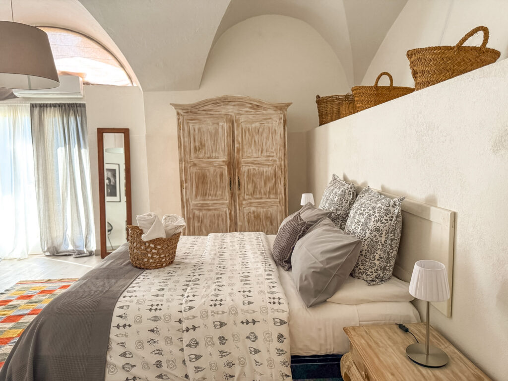 Camera-Superior-Giardino-Villa-Salvarezza-Noli camera doppia superior con giatrdino- Villa Salvarezza Noli