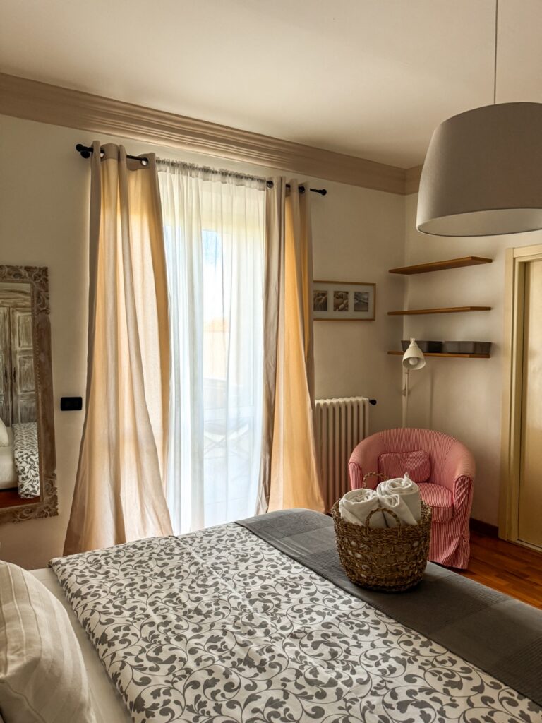 Camera-superior-piano-Villa-Salvarezza-Noli camera doppia superior con giardino privato- Villa Salbvarezza Noli