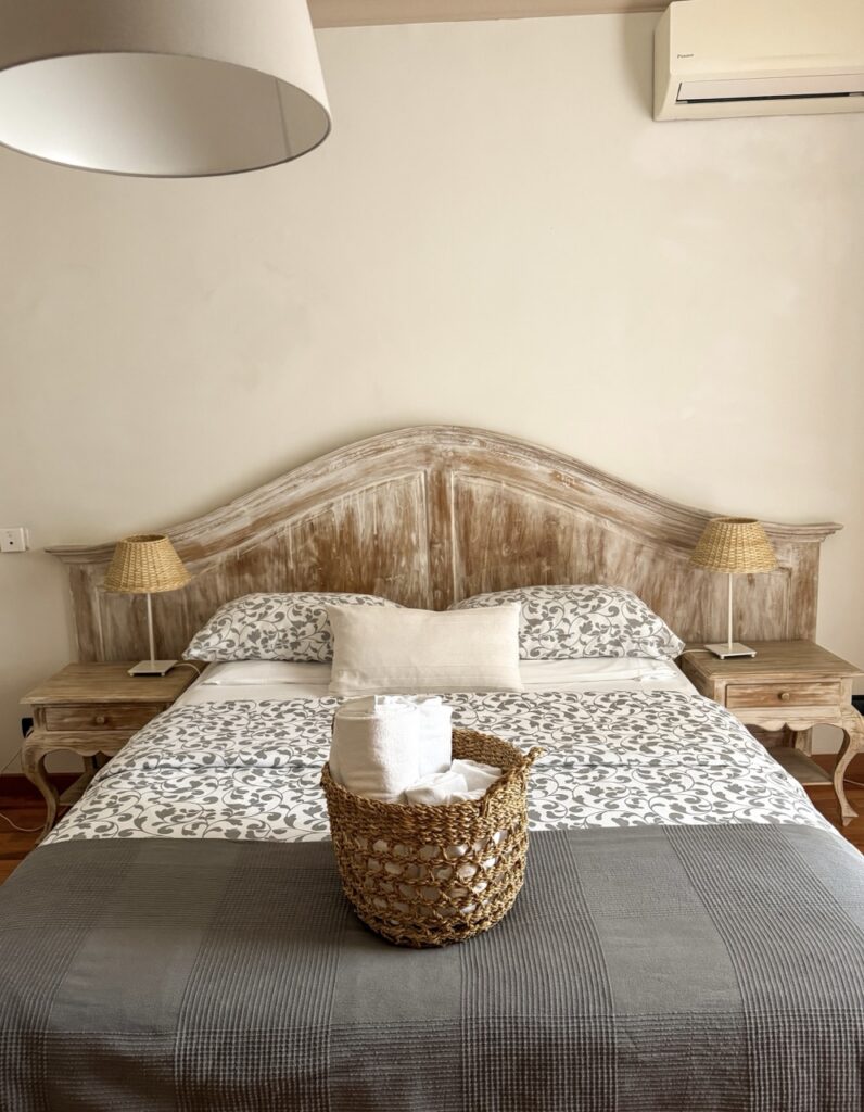 Letto-Superior-Villa-Salvarezza-Noli letto camera doppia superior- Villa Salvarezza Noli