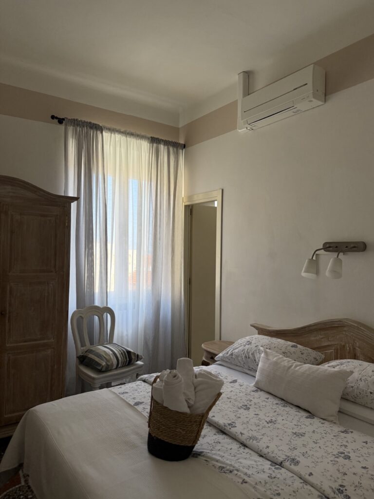 doppia smart camera doppia piccola secomdo piano affaccio torre villa salvarezza