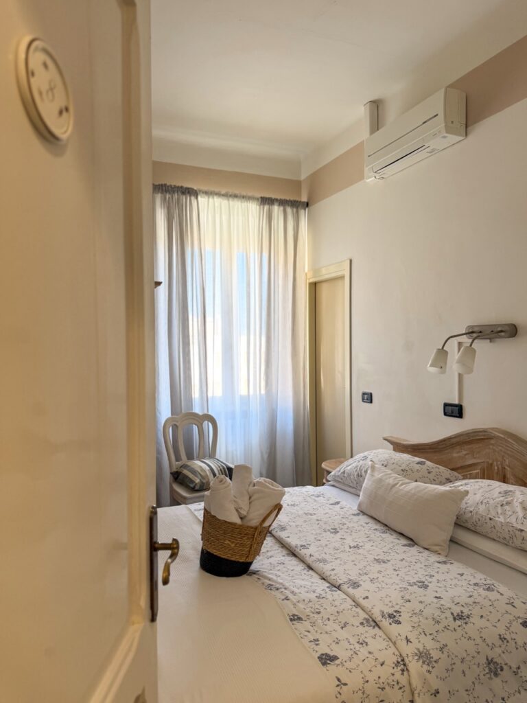 doppia smart secondo piano villa salvarezza camera doppia piccola secpondo piano affaccio torre